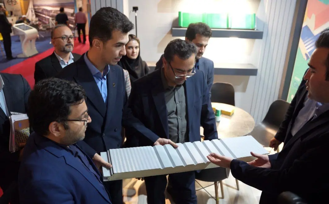 بازدید معاون وزیر از فولاد غرب؛ ساندویچ پانل‌های دانش‌بنیان راهی برای صرفه‌جویی ملی در انرژی