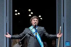 گردوخاک ارّه برقی در مراسم تحلیف