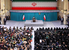 دیدار جمعی از رأی اولی‌ها و خانواده‌های شهدا با رهبر انقلاب
