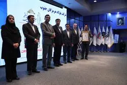  فولاد هرمزگان موفق به کسب تندیس سیمین شد/ حرکت به سوی بلوغ سازمانی؛ راهبرد فولاد هرمزگان در مسیر تعالی