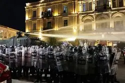 تلاش تظاهرات کنندگان برای ورود به کاخ ریاست جمهوری گرجستان/ درگیری پلیس و معترضان 