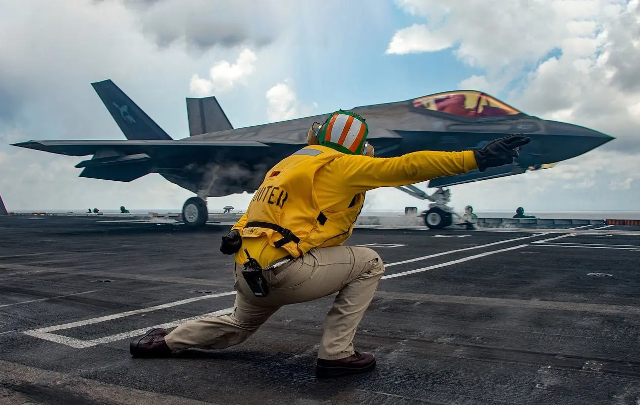 جابجایی کشتی‌ها و هواپیماهای نظامی آمریکایی در منطقه برای جلوگیری از آسیب احتمالی