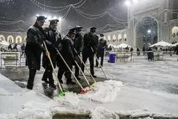 ببینید/ برف‌روبی پشت‌بام حرم امام رضا(ع)