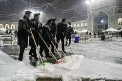 ببینید/ برف‌روبی پشت‌بام حرم امام رضا(ع)