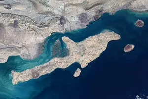 هرمز در آستانه خاموشی؛ تردد کشتی‌ها ۹۰ درصد کاهش یافت