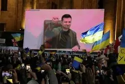 واکنش شدید زلنسکی به ناتو: با یک لیتر سوخت، یک لیتر خون ما را می‌خرید!