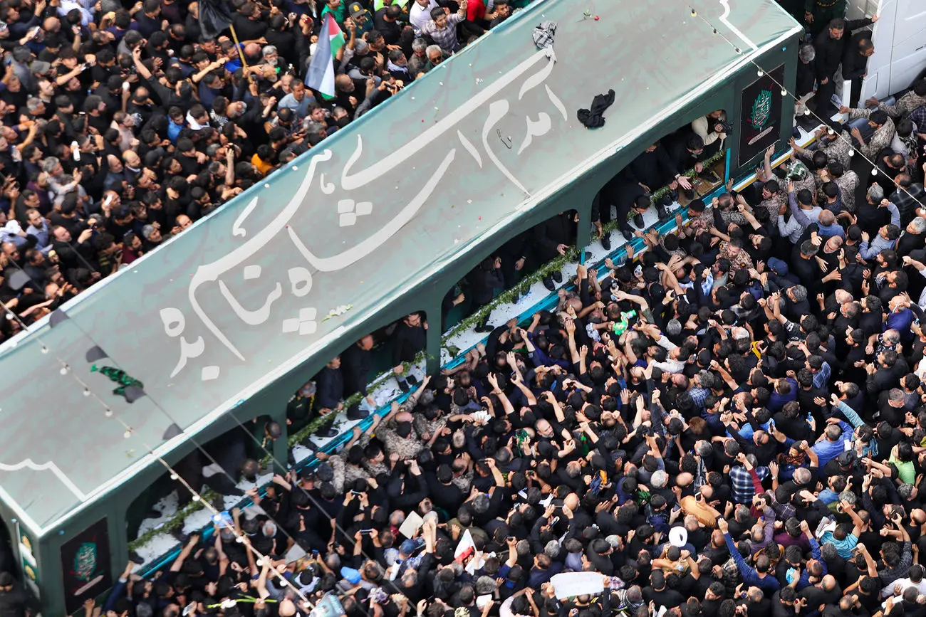 بدرقه شهدای سانحه بالگرد در ایستگاه آخر: تدفین در شهرهای مشهد، تهران،‌ تبریز،  مراغه، نجف‌آباد و ابهر