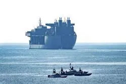 واشنگتن به کشتی‌های آمریکایی درباره نزدیکی به آب‌های ایران هشدار داد/ هنگام عبور از تنگه هرمز، فاصله خود را از مرز آبی ایران حفظ کنند
