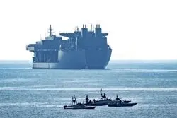 واشنگتن به کشتی‌های آمریکایی درباره نزدیکی به آب‌های ایران هشدار داد/ هنگام عبور از تنگه هرمز، فاصله خود را از مرز آبی ایران حفظ کنند
