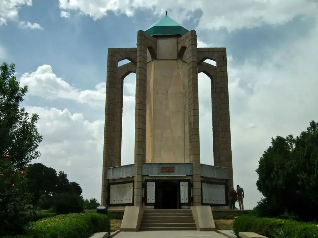سفر به آرامگاه بابا طاهر عریان: گنجینه‌ای از شعر و عرفان در همدان