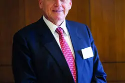 اقتصاددان نهادسازی که معلم خاویر میلی شد