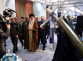 بازدید رهبر انقلاب از نمایشگاه آخرین دستاورد‌های دانشمندان صنعت دفاعی کشور