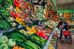 کاهش 13.7 درصدی قیمت مواد غذایی در سال 2023