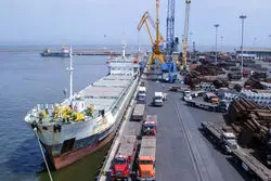 تفکیک صف ارزی مناطق آزاد از سرزمین اصلی با هدف تسهیل تأمین ارز واحدهای تولیدی