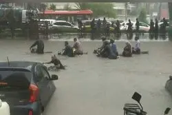 تصاویر هولناک از گرفتار شدن یک خانواده در سیلاب 