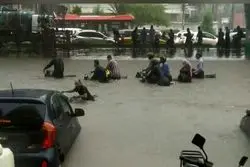 کراچی را سیل برد؛ باران جان ۱۰ نفر را گرفت