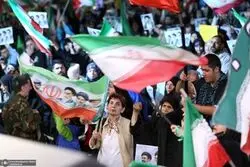عکس | یک تصویر متفاوت؛ زن سلاح‌بدست روی موتور پشت سر نیروی نظامی در کنار پرچم جمهوری اسلامی ایران