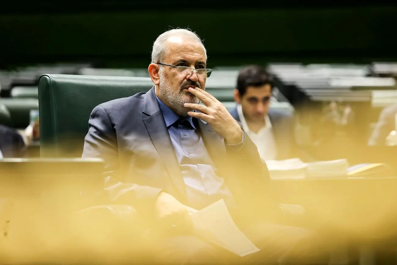 وزیر صمت خطاب به دهنوی: یقه من را در مجلس بگیرید؛ یقه‌تان را می‌گیرم 