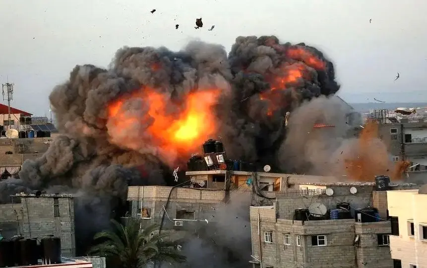 ادعای وب سایت اماراتی: نخست‌ وزیر یمن در پی حمله اسرائیل به شهادت رسیده است