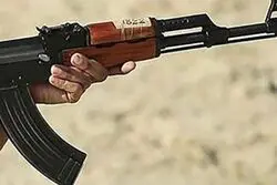 ببینید/ خبرنگار صداوسیما اسلحه به دست شد