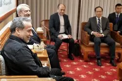 رایزنی تلفنی عراقچی و بن فرحان از پکن / تأکید بر همکاری منطقه‌ای برای جلوگیری از تشدید تنش