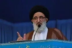 امام جمعه کرج: آمریکا رو به زوال و به بن بست رسیده / در برابر غرب ایستاده‌ایم، کوتاه هم نمی‌آییم 