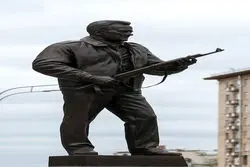 کلاشنیکف، شاعر گلوله‌های سرخ