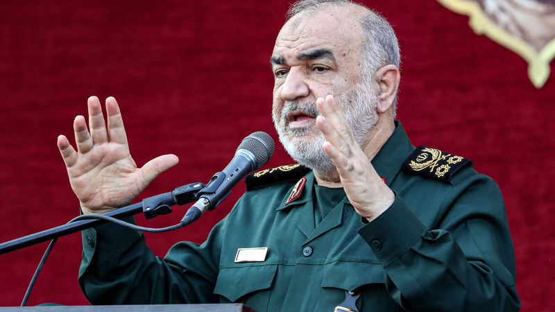 بازدید فرمانده کل سپاه و سردار تنگسیری از یک پایگاه زیرزمینی