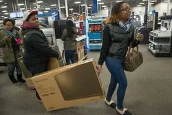 ادامه ریخت‌وپاش آمریکایی‌ها با وجود تورم سرسخت؛ فدرال رزرو در فشار کاهش نرخ بهره