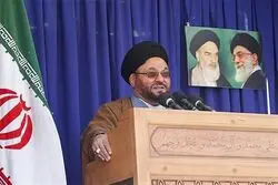 امام جمعه اصفهان: مستشاران آمریکایی نماز باران را تمسخر کردند، اما پس از پایان نماز، باران شدیدی بارید و همان مستشار نظامی شیعه شد