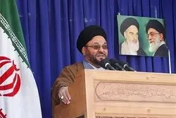 امام جمعه اصفهان: مستشاران آمریکایی نماز باران را تمسخر کردند، اما پس از پایان نماز، باران شدیدی بارید و همان مستشار نظامی شیعه شد