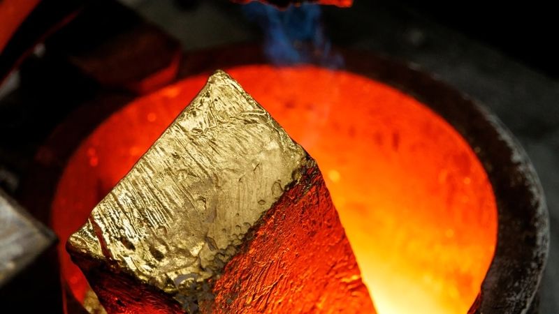 طلای جهانی با دلار همراه نشد؛ فلز زرد در مرز پایین‌ترین سطح سه هفته گذشته