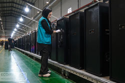 نه کارفرما می‌تواند بپردازد، نه کارگر می‌تواند زندگی کند