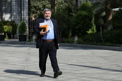 حضرتی: شایعه استعفای پزشیکان و عارف کذب است