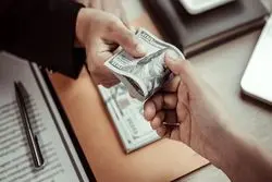 خداحافظی با محرمانگی حقوق؛ آیا می‌توانید حقوق همکارتان را بپرسید؟