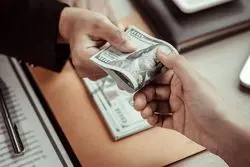 خداحافظی با محرمانگی حقوق؛ آیا می‌توانید حقوق همکارتان را بپرسید؟