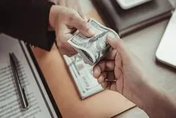 خداحافظی با محرمانگی حقوق؛ آیا می‌توانید حقوق همکارتان را بپرسید؟