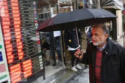 چه مواردی جریان پول در بازار ارز را محدود می‌کند؟ / واکنش بورس به همتی