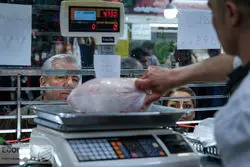 چرا کالاهای اساسی در روزهای ابتدایی کمیاب بود؟/ هر کیلو گوشت مرغ چقدر شد؟