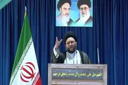 امام جمعه موقت اصفهان: رئیس جمهور قمارباز و دیوانه‌ آمریکا بداند که خلیج‌فارس را به گورستان‌ آن‌ها تبدیل می‌کنیم