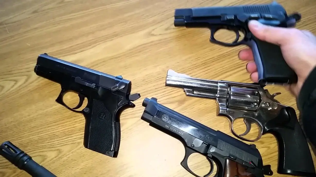 سردار رضایی: سلاح‌های غیرمجاز را در کشور جمع‌آوری می‌کنیم