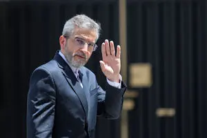 علی باقری با اشاره به روز شهادت برادرش، شهید مصباح باقری: در روز حمله به خیابان کشور دوست، ما در جلسه‌ای با شهید خادمی و شهید خرازی در مکانی بودیم که با محل اقامت حضرت آقا شاید ۳۰ متر فاصله داشت