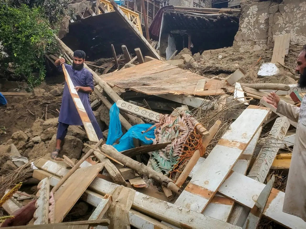 آمار قربانیان زلزله افغانستان به ۱۰۰۰ نفر رسید