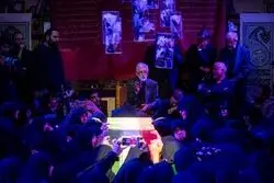 پس از پایان مراسم اقامه نماز بر پیکر رهبر شهید/ صحنه ای که همه را متاثر کرد