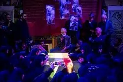 پس از پایان مراسم اقامه نماز بر پیکر رهبر شهید/ صحنه ای که همه را متاثر کرد