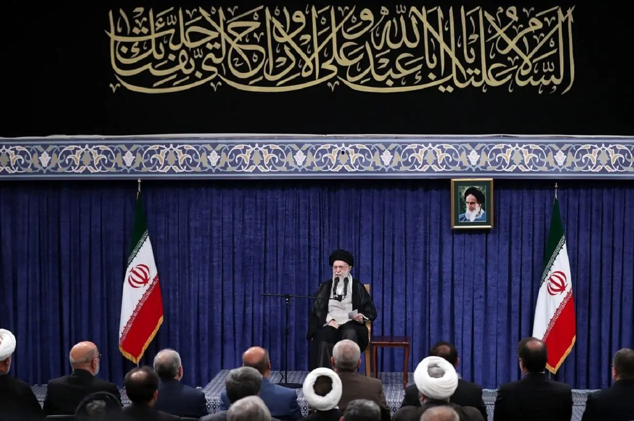 رهبر انقلاب: ملت با جهت‌گیری‌های گوناگون سیاسی پای ایران ایستادند