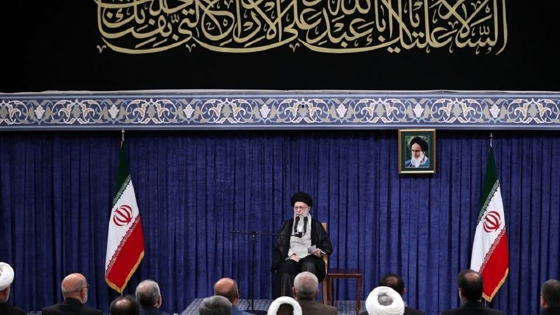 رهبر انقلاب: ملت با جهت‌گیری‌های گوناگون سیاسی پای ایران ایستادند