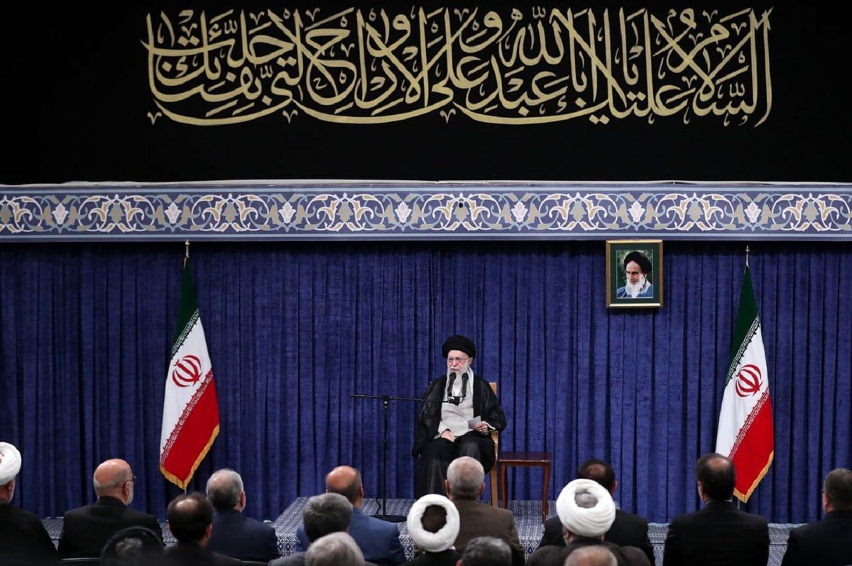 رهبر انقلاب: ملت با جهتگیریهای گوناگون سیاسی پای ایران ایستادند