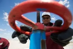 بازار طلای سیاه در انتظار سیگنال ترامپ؛ قیمت جهانی نفت کاهش یافت