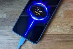 شارژ سریع، عمر باتری گوشی را کم می‌کند؛ واقعیت یا افسانه؟